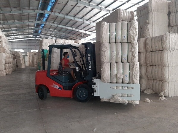 Sử dụng xe nâng kẹp vuông  tiết kiệm được chi phí pallet