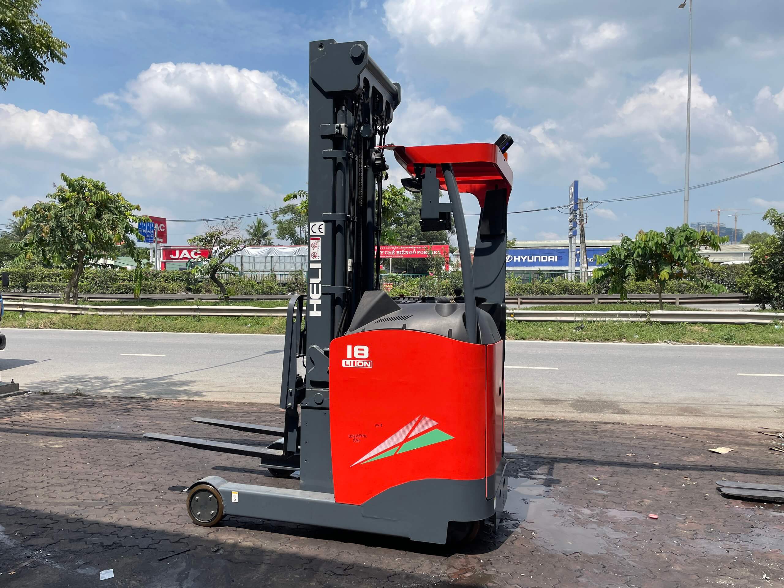 Xe nâng reach truck đứng lái 1.8 tấn Heli chính hãng