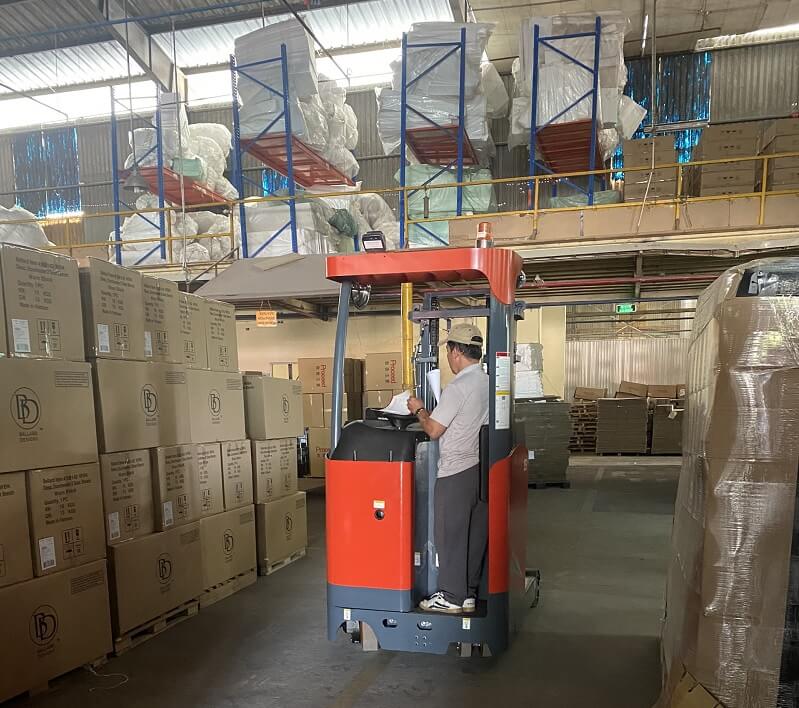 Xe nâng reach truck đứng lái phù hợp làm việc trong kho hàng có lối đi hẹp