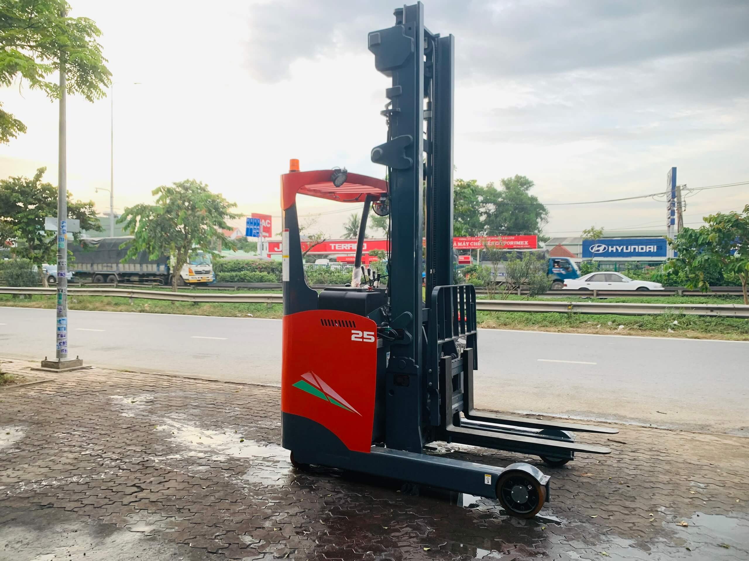 Xe nâng reach truck đứng lái 2.5 tấn heli nhập khẩu chính hãng