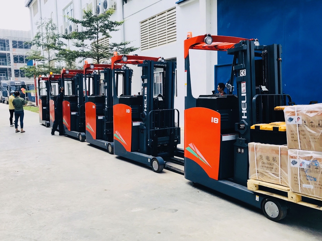 Cho thuê xe nâng reach truck 