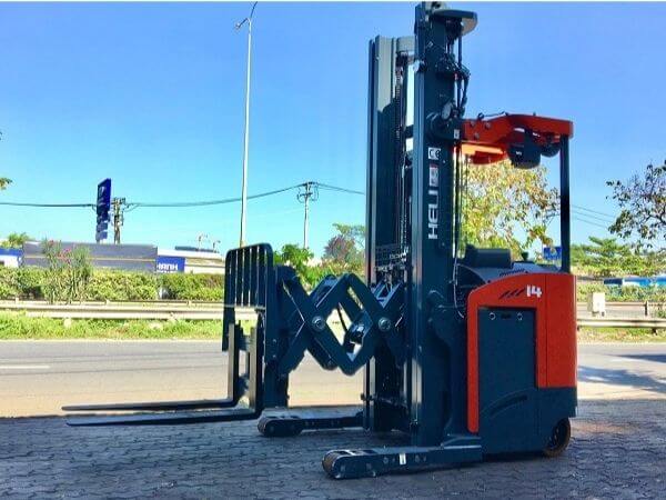 xe nâng reach truck đứng lái heli