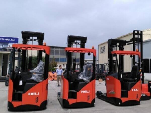 xe nâng reach truck ngồi lái heli